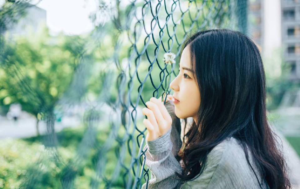 不少人闻言，不禁哽咽起来，吕蒙沉声道：“我已派人去通知主公，都督的葬礼，当由主公来主持，请诸位稍安勿躁，相信主公，会给我们一个交代，给都督一个交代，我吕蒙发誓，有生之年，哪怕拼的这颗头颅不要，也定要为都督报仇。”